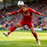 利物浦后卫范迪克头球争顶的瞬间